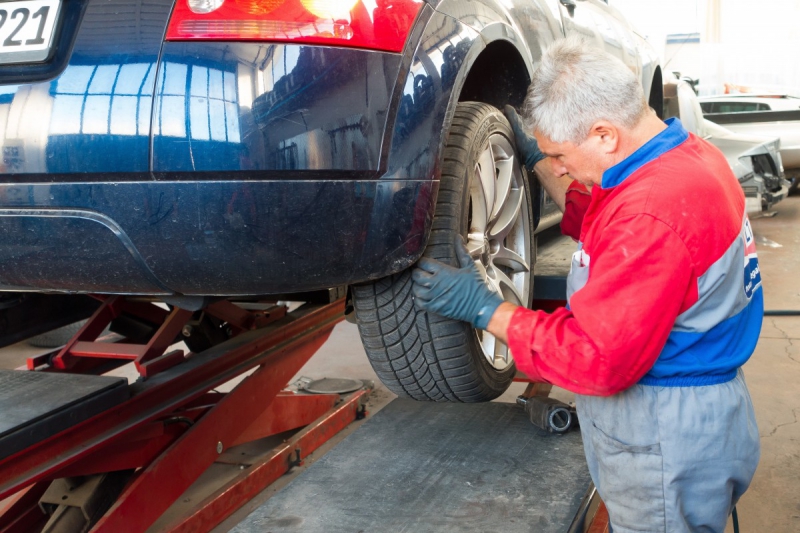 ecommerce-LE CASTELLET-min_auto_repair_repair_lift_auto_mechanic_work_clothes_master_professional_man_of_the_fold-685629